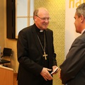 Diözesanbischof Dr. A. Schwarz gratuliert dem Vorsitzenden