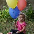 Kleiner Gast mit Luftballons