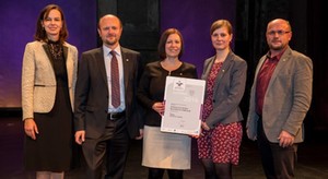 Für die Diözese übernahmen Klaus Hutter, Gabriele Kroisenbrunner, Johanna Strohmeier und Johannes Ulz das Zertifikat von Ministerin Sophie Karmasin entgegen.