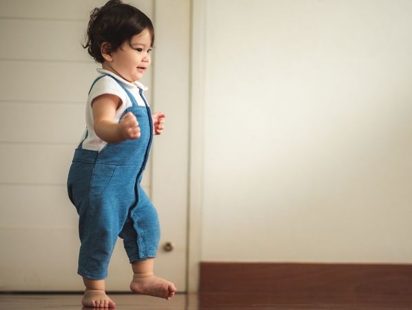Baby lernt laufen