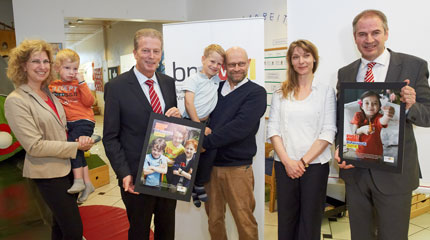 Die neue Imagekampagne 'Kinder halten Österreich jung' soll die Kinder-und Familienfreundlichkeit im Land fördern. Auf dem Bild Familienminister Mitterlehner und KFÖ-Präsident Alfred Trendl mit zwei Familien bei der Präsentation der Kampagne (Foto: B