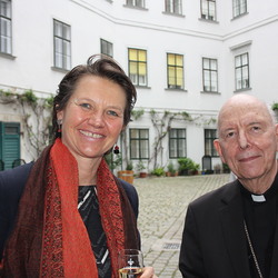 Die Geehrte Dr. Katharina Kruppa und der emeritierte Bischof von St. Pölten Klaus Küng