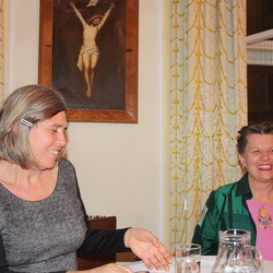 Generalsekretärin Rosina Baumgartner bei ihrer Laudatio für Irene Kernthaler-Moser
