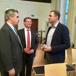 Die beiden Vorsitzenden des Familienverbandes im Gespräch mit Stadtrat Markus Geiger